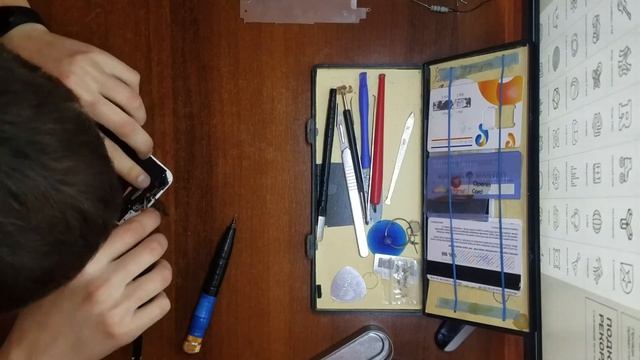 Apple iPhone 6. Выкорчеванный дисплей и верхний шлейф смотреть онлайн