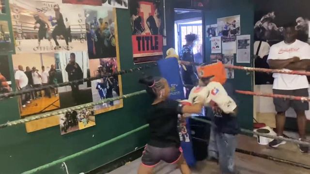 Basketball star LeBron James 7 year old daughter boxing a boy in Ohio , {never before seen footage смотреть онлайн