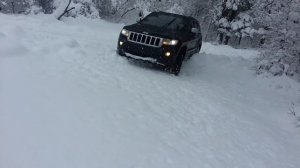 '13 WK2 Grand Cherokee in snow