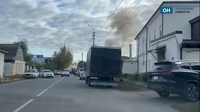 В центре Орла пылает жилой дом