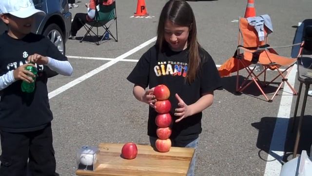 "Hey! You Up There!" - Emily! Stacks Apples смотреть онлайн