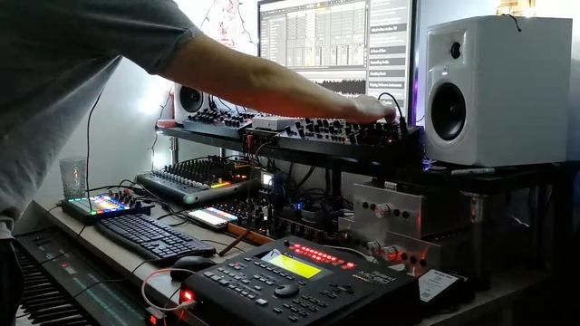 Yamaha DX7, Model D, Pro1, Circuit and Roland MC-80EX Epic Soundtrack Jam. смотреть онлайн