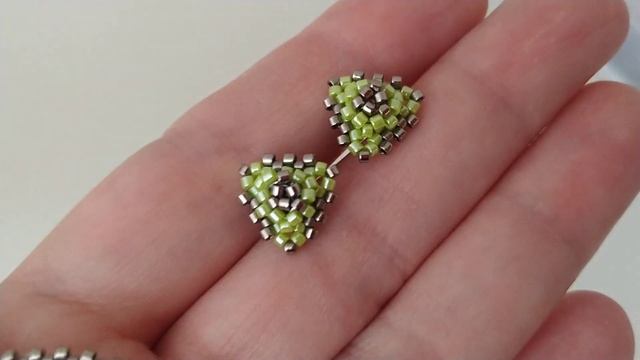 O’Shape earrings, triangle in nickel-apple green colors смотреть онлайн