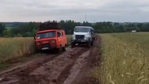 ГАЗ Садко NEXT вытаскивает УАЗ Буханку Экспедицию.
