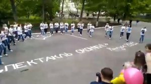 Крутой флешмоб родителей на последнем звонке.
