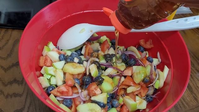 DELIGHTFUL SALAD ( green apples , red onions , cucumbers , tomatoes and blueberries. смотреть онлайн