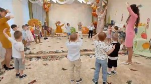 Песня "Листья с дерева летят"