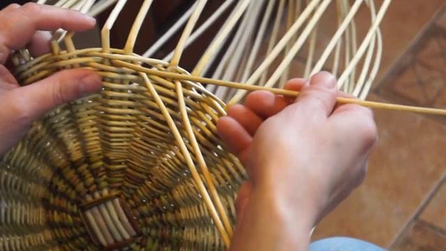 Русская ива.14 урок. Соединение донышка со стойками корзины. смотреть онлайн
