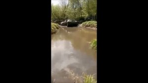 Гусеничный тягач средний (ГТС или 71 ГАЗ) с буровой установкой УБШМ 1/20. НЫРЯЕТ В РЕКУ!