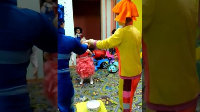 Аниматоры придумали шикарный способ веселить детей смотреть онлайн