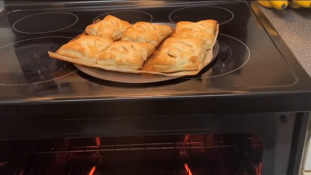 Homemade Apple Pie Pastry | w/ Jizzle смотреть онлайн