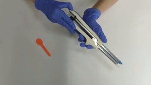 Одноразовый линейный сшивающий аппарат с двойной ручкой