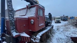 Трелевочный трактор с отвалом и манипулятором.