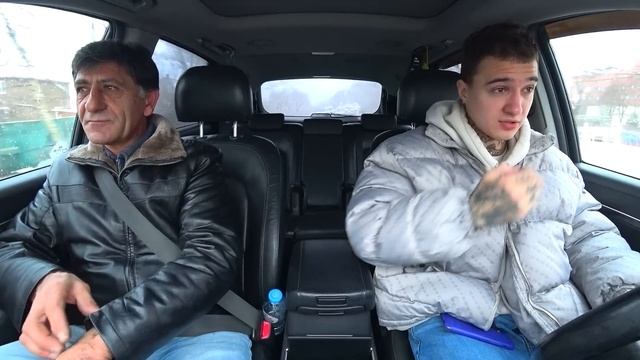 МЕНТ ЗАСТАВЛЯЕТ ПАССАЖИРА ДЕЛАТЬ ПРИВИВКУ В ТАКСИ / РЕАКЦИЯ ЛЮДЕЙ смотреть онлайн