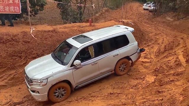 坦克500VS越野对比丰田霸道，谁最强越野Tank 500VS Toyota Land Candidial Cross Country, who is the strongest off -road смотреть онлайн