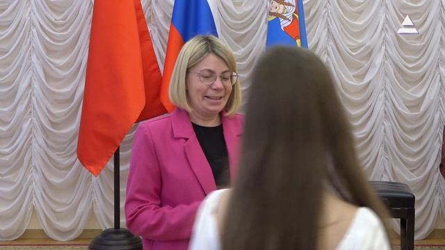 Первый документ. Вручение паспортов
