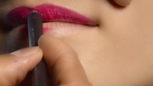 SS16 Fashion Week Looks: Bright Blue Liner and Matte Red Lips from Yazbukey | MAC Cosmetics смотреть онлайн