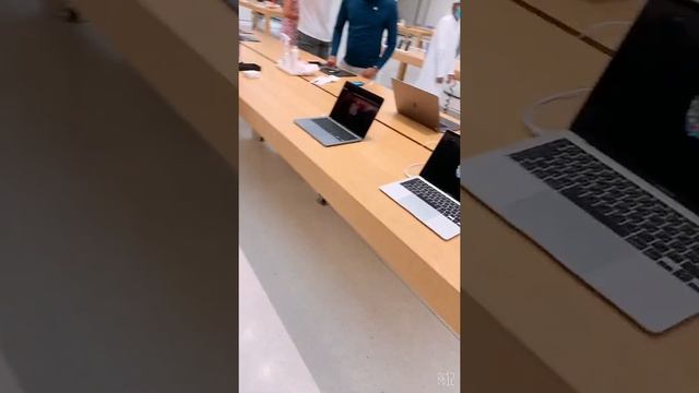 BIGGEST Apple Store in UAE || Emirates Mall смотреть онлайн
