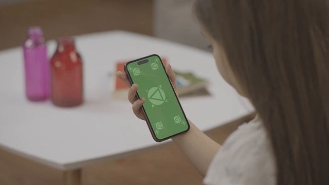Free iPhone 14 pro Green screen footage 4k _ kid using iPhone touch and zoom, scroll смотреть онлайн