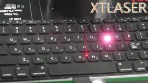 Marca de la máquina de marcado láser de fibra letras árabes en el teclado