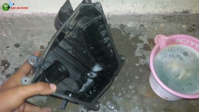How to clean air filter box of any motorcycle | air filter assembly cleaning | air filter housing смотреть онлайн