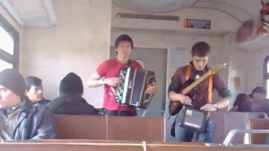 ПАЦАНЫ ОТЖИГАЮТ В ЭЛЕКТРИЧКЕ.mp4