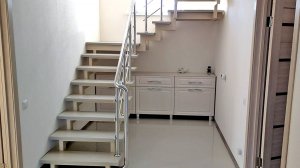 Поменять квартиру на дом. Лестница на второй этаж