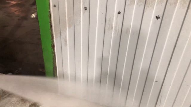 Промышленное средство для мойки стен автомойки.