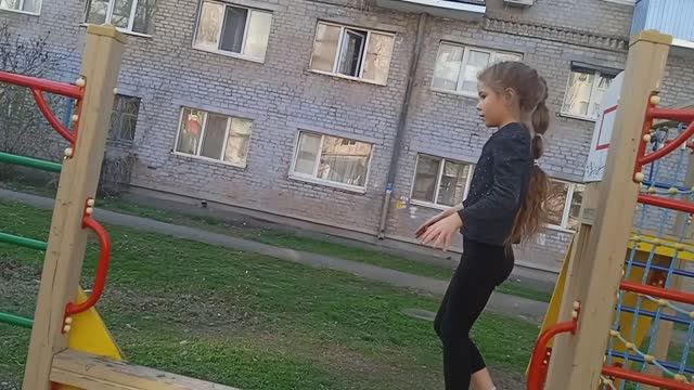 Вика проходит реальный паркур .