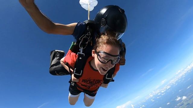 Maggi Whilst Eating Mac N Cheese Decides To Skydive!!! смотреть онлайн