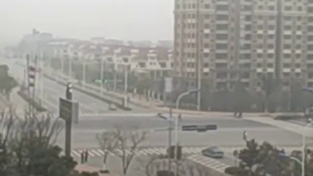 Looking out window and watching traffic at the Chateau Regency смотреть онлайн