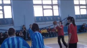 Как девчонки в баскетбол играли