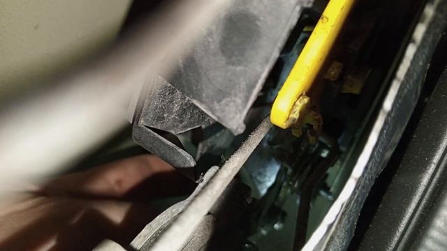 Не открывается задняя дверь Кио Рио 2 смотреть онлайн