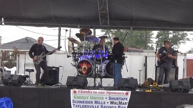 Tie Your Mother Down.MTS смотреть онлайн