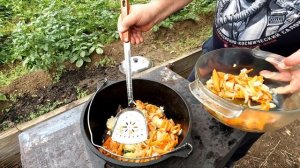 Дикий гусь с яблоками  в казане