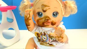 МОЙ МАЛЕНЬКИЙ ПОРОСЁНОК! Как Мама Кормила Куклу Беби Элайв Стирала Одежду Мультик для детей