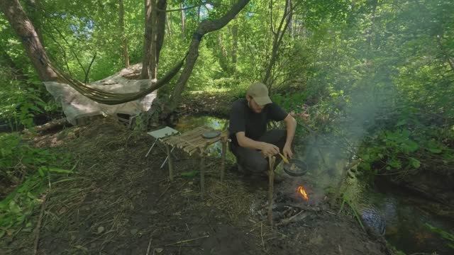 Год спустя я вернулся в свое убежище из полиэтиленовой пленки. БУШКРАФТ, ВЫЖИВАНИЕ - 7