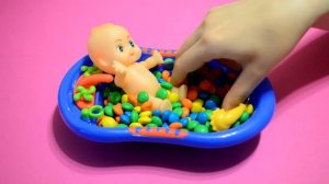 Learn Colors Baby Doll Bath Time M&Ms Chocolate Finger Family Song Пупсик купается в ммдемс.