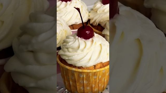 Ванильные капкейки🧁с вишней🍒