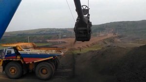 Роботизированный самосвал БелАЗ 7513R на разрезе Черниговский, СУЭК