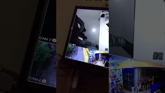 How iPhone X Face ID works? Caught on security camera смотреть онлайн