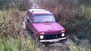 Нива на Forward Safari 510 в колее