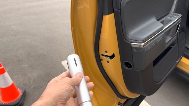 R1S Rivian Compass Yellow смотреть онлайн