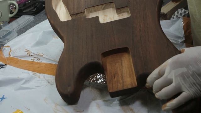 Tinting P Bass Body with Leather Dye смотреть онлайн