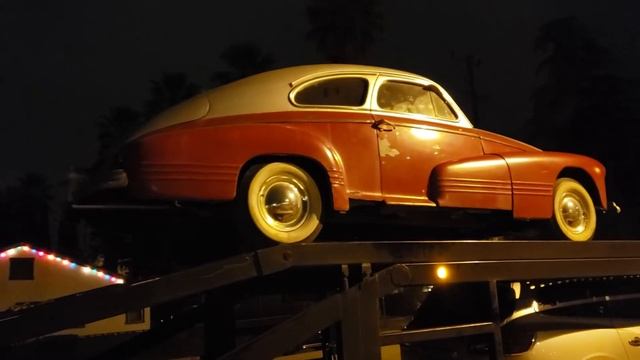 1942 Pontiac Streamliner Chiefton unloading