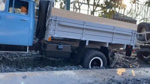 Kingkong RC Zil ЗиЛ 130 застрял в щебёнке)))