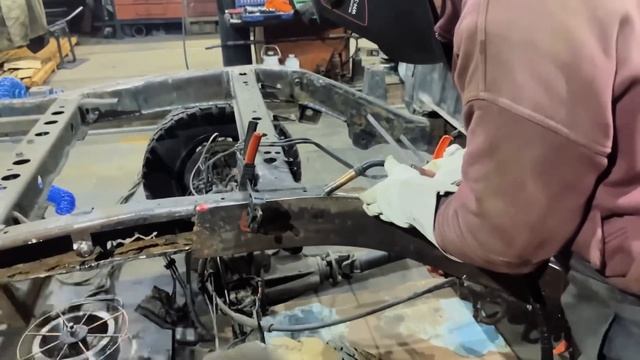 Зварювання рами авто, щоденна рутина смотреть онлайн