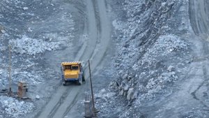 БЕЛАЗ спускается в карьер на погрузку, BelAZ-7547