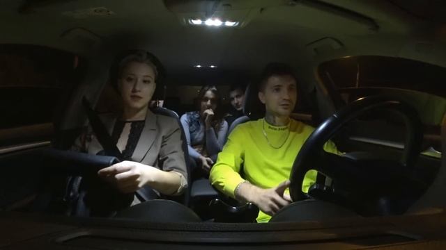 ОТВЕЗЛИ ДВУХ ПАССАЖИРОК НОЧЬЮ В ЛЕС / РЕАКЦИЯ ЛЮДЕЙ смотреть онлайн