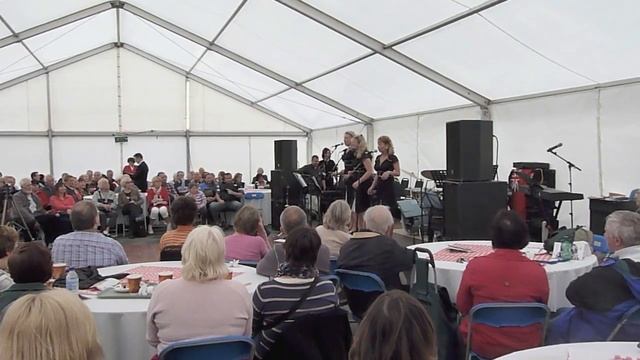 Les Blondettes - Don't Sit Under The Apple Tree смотреть онлайн